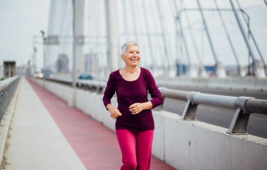 Femme 60 ans en train de faire un jogging