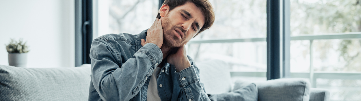 Jeune homme fatigué 